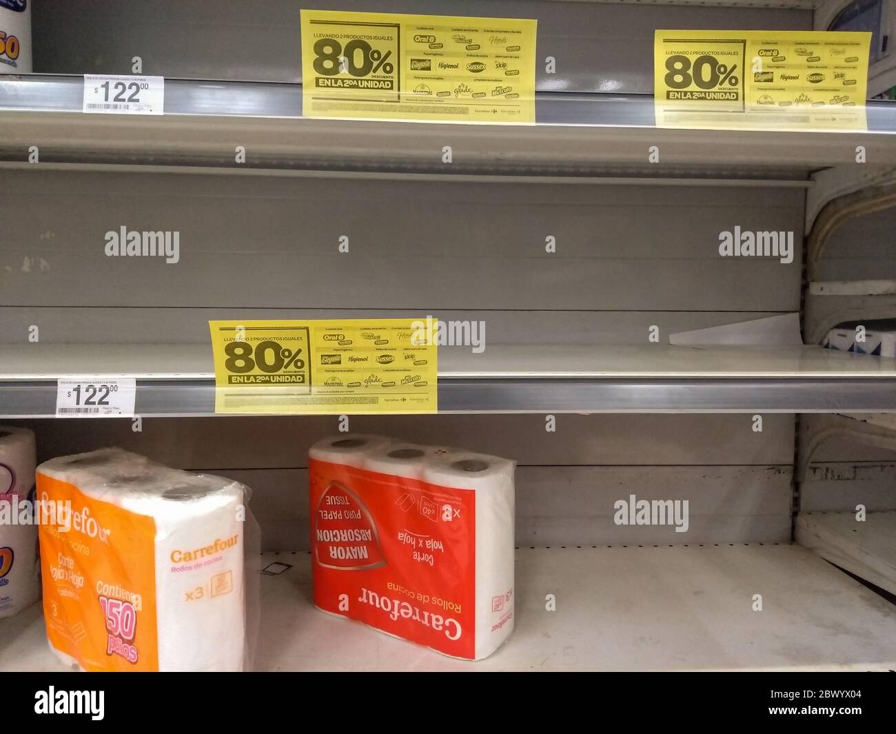 Mar del Plata, Argentina. 3 de junio. Las estanterías de los supermercados  están casi vacías. Concepto de escasez. Relacionado con Compras de papel  higiénico y rollos de cocina en el CO Fotografía