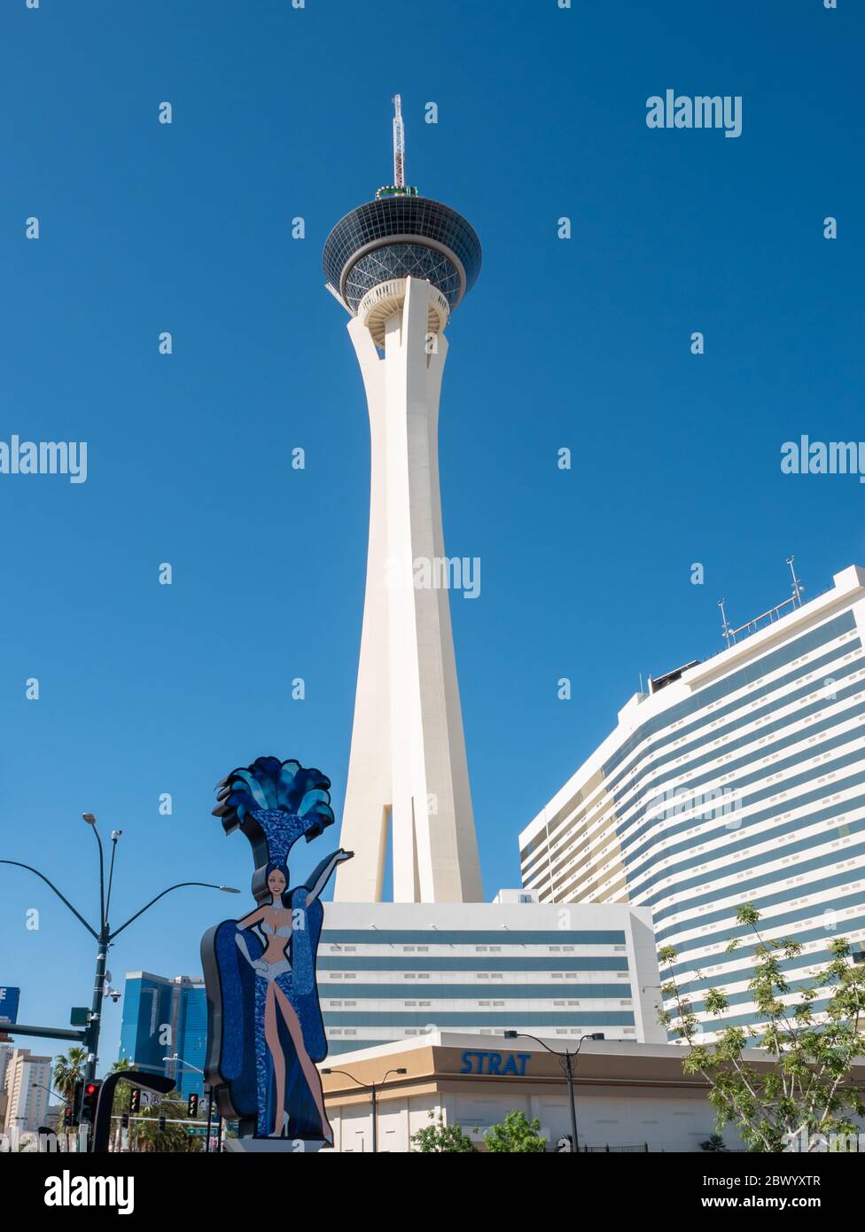 2 de mayo de 2020 las Vegas, Nevada USA: Mirando hacia arriba en la torre del Casino Stratosphere Foto de stock