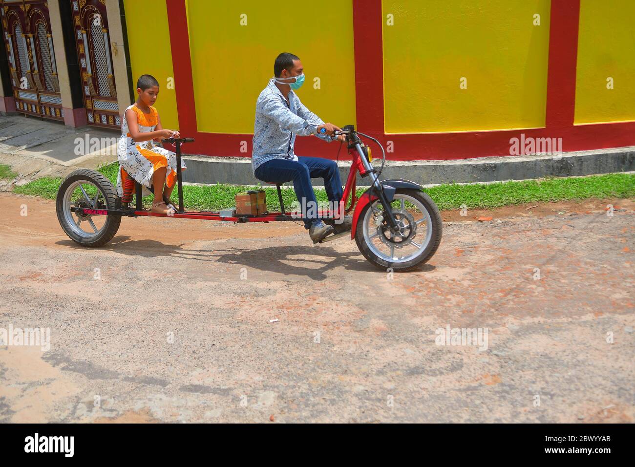 Partha Saha un ingeniero de automóviles está montando su bicicleta en su  centro de modificación cum garaje, con base en su casa en el pueblo de  Aralia, a 4 km de la