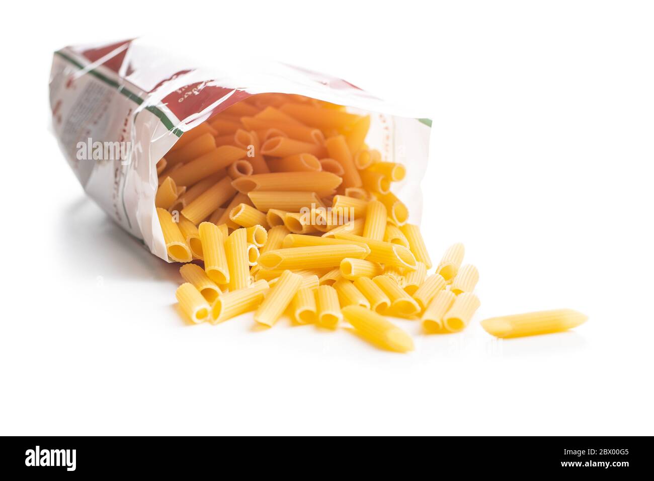 Pasta de penne cruda en bolsa. Pasta italiana seca aislada sobre fondo  blanco Fotografía de stock - Alamy