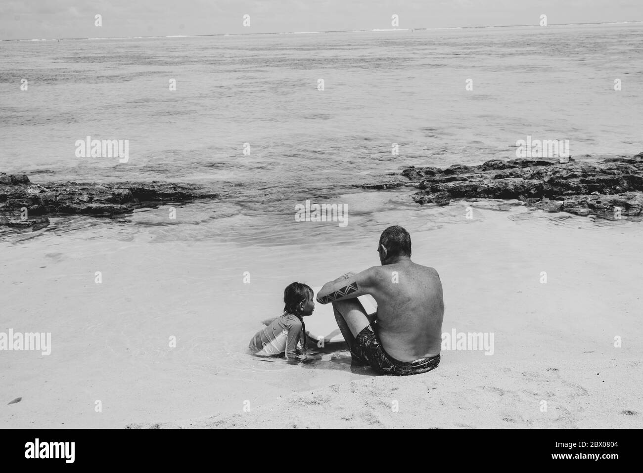 La vida diaria y la naturaleza viven juntos en Moorea, Polinesia Francesa, Isla Paraíso, Polinesia Francesa, agua azul y montañas verdes. Foto de stock