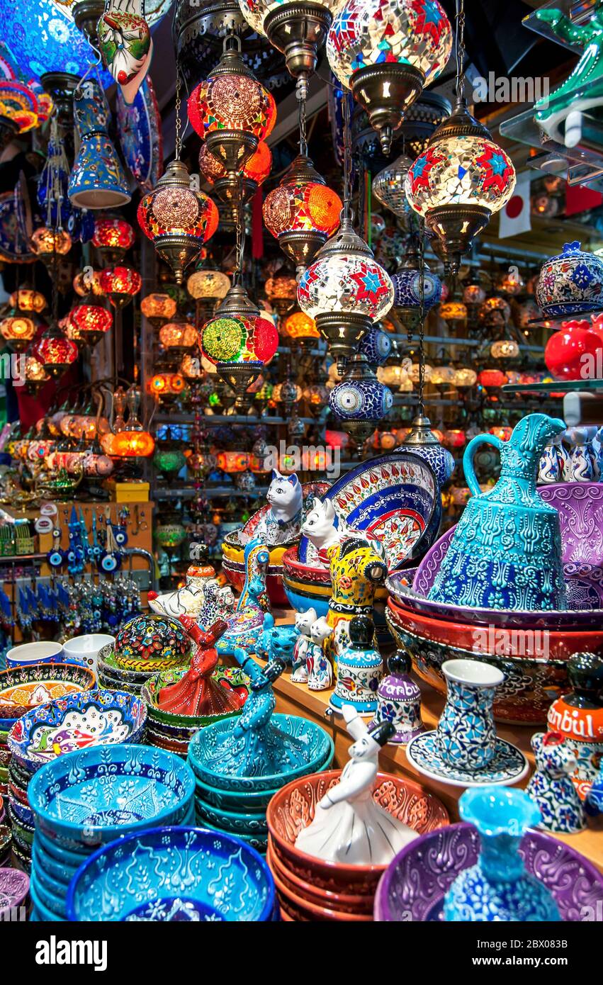 Varios recuerdos coloridos, incluyendo cuencos de cerámica turca, adornos y  faroles para la venta en un puesto dentro del Gran Bazar en Estambul en  Turquía Fotografía de stock - Alamy