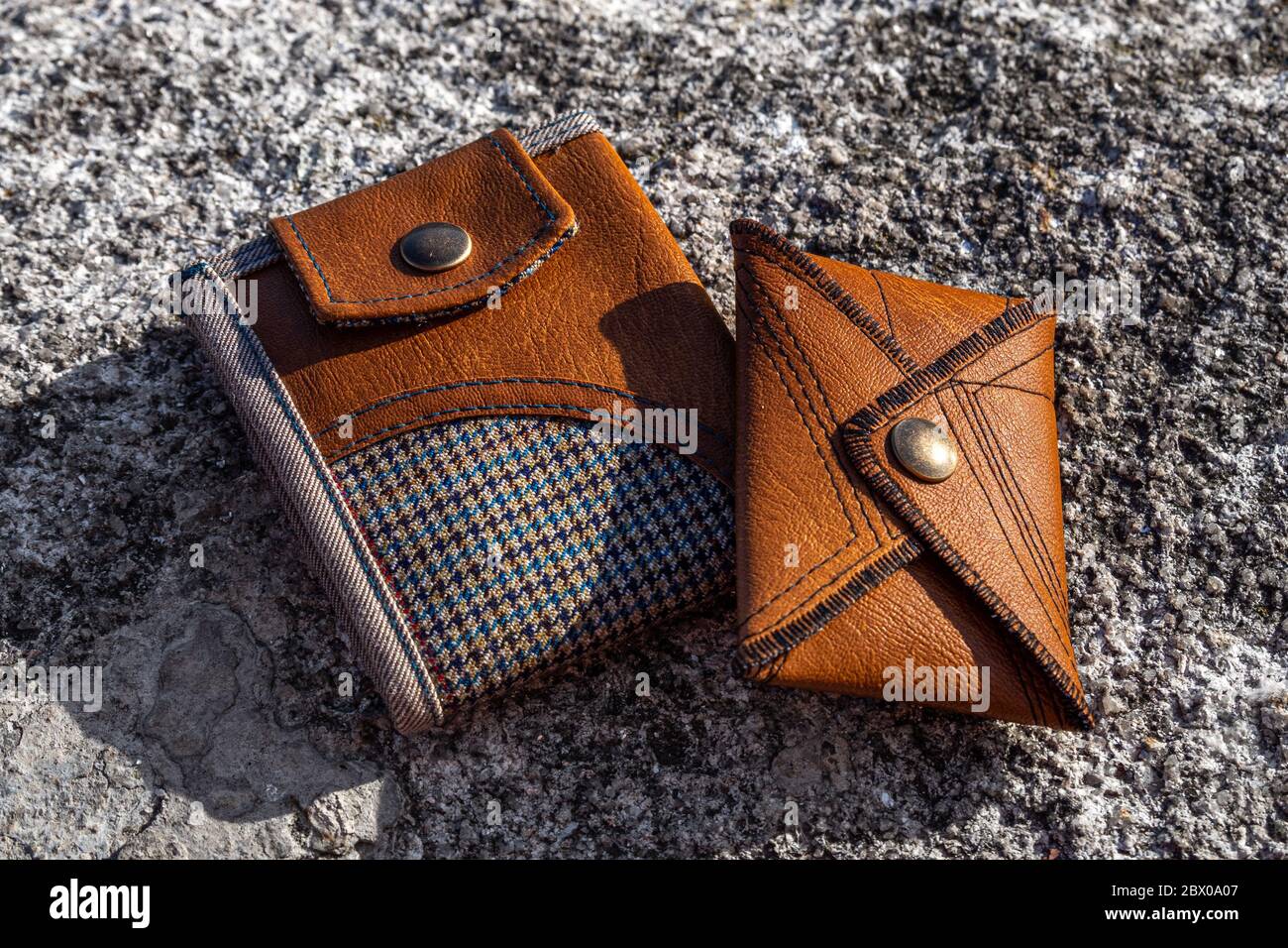 Carteras de cuero marrón, accesorios de ropa hechos a mano sobre de piedra Fotografía de stock - Alamy