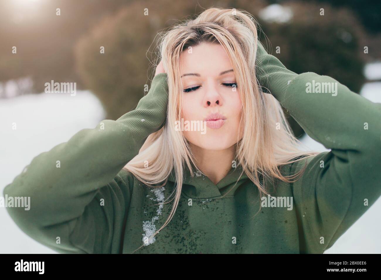 Natural rubio apariencia escandinava - el sueco en el invierno en la calle hace un beso Foto de stock