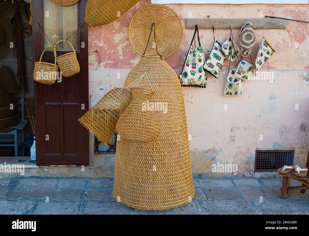 Trampas de cangrejo, trampa de langosta hecha por un artesano de Gallipoli, Apulia. Italia Foto de stock