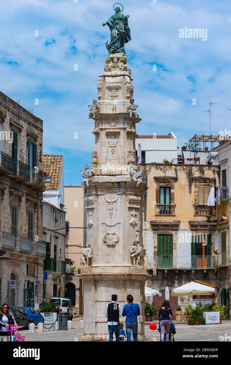 Bitón, Italia - Mayo 18, Obelisco en la plaza de la catedral, llamado << columna de ángeles negros »el obelisco erigido en 1731 en la plaza de la catedral en honor o. Foto de stock