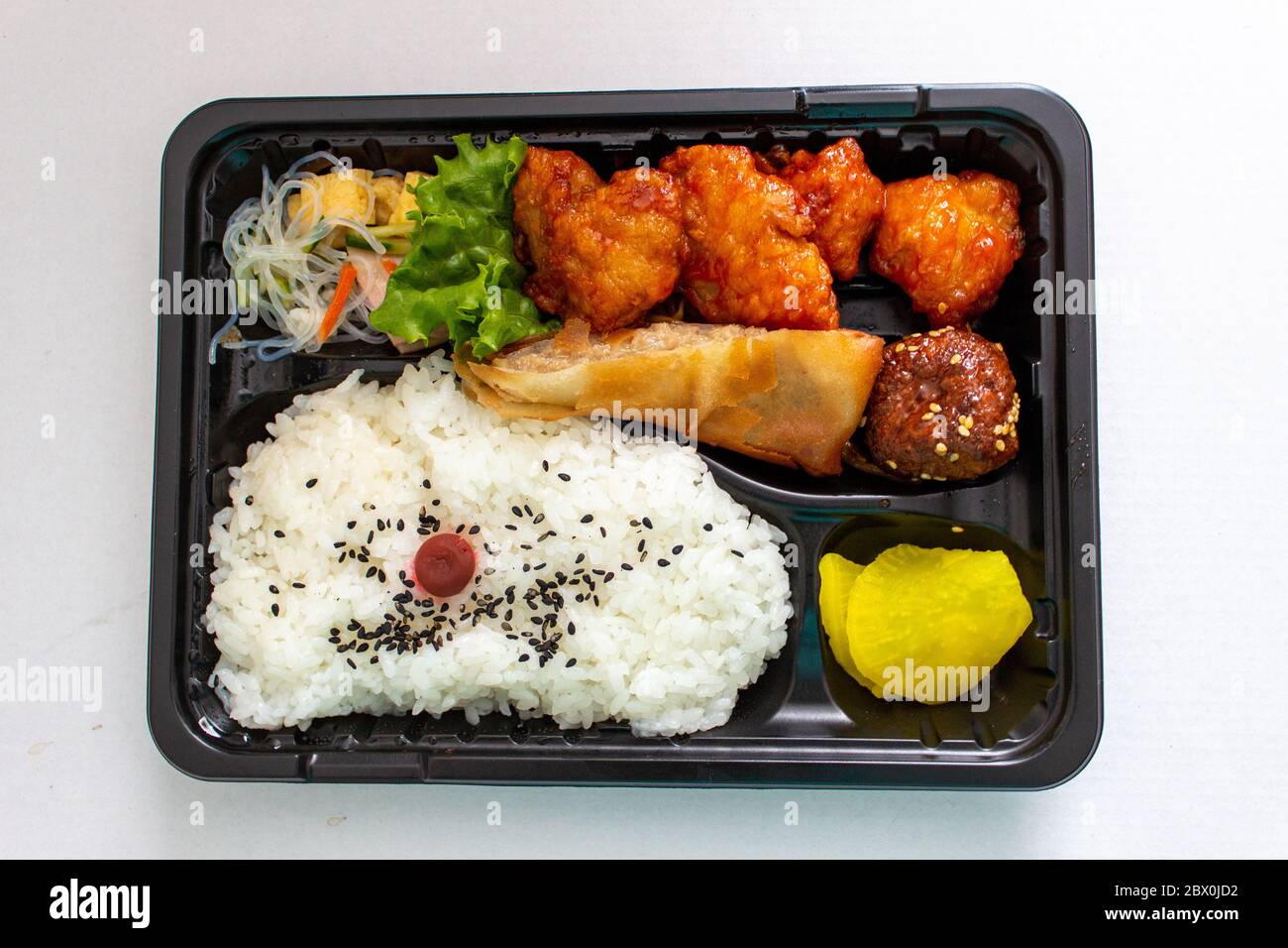 Quitarle La Comida Japonesa Bento Box Set Menú Con Pollo, Empanadas Fritas, Salsa De Edamame Y Arroz Con Verduras En Una Caja De Plástico Paquete Traditi Fotografía De Stock Alamy Quitarle La Comida Japonesa Bento Box Set Menú Con Pollo, Empanadas Fritas, Salsa De Edamame Y Arroz Con Verduras En Una Caja De Plástico Paquete Traditi Fotografía De Stock Alamy