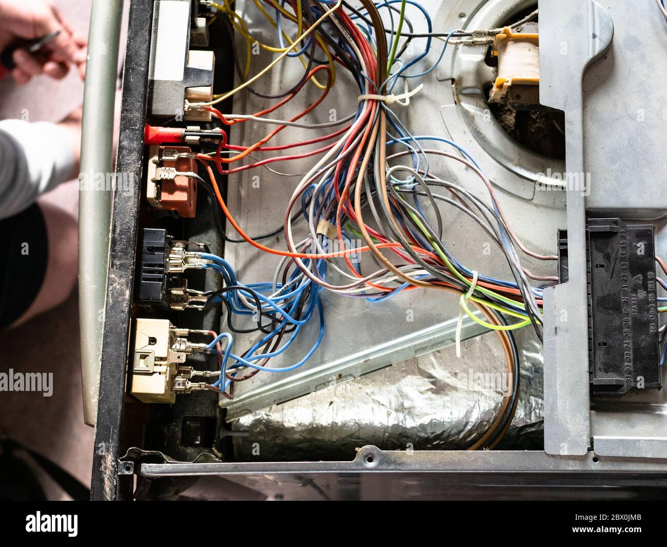 vista superior del horno eléctrico sin parrilla durante la reparación en la  cocina del hogar Fotografía de stock - Alamy