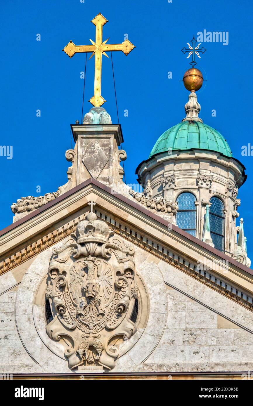 Escudo de armas sobre la Iglesia de San Pedro y San Pablo, Cracovia, Polonia Foto de stock