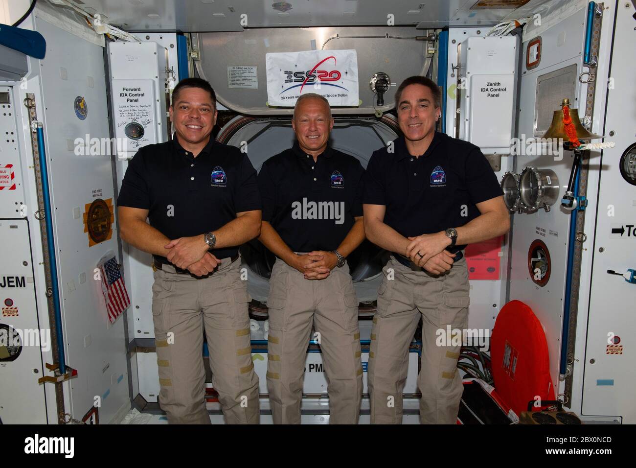 ISS - 02 de junio de 2020 - los astronautas de la NASA (de izquierda a derecha) Bob Behnken, Doug Hurley y Chris Cassidy son los miembros de la tripulación de la expedición 63. Behnke Foto de stock