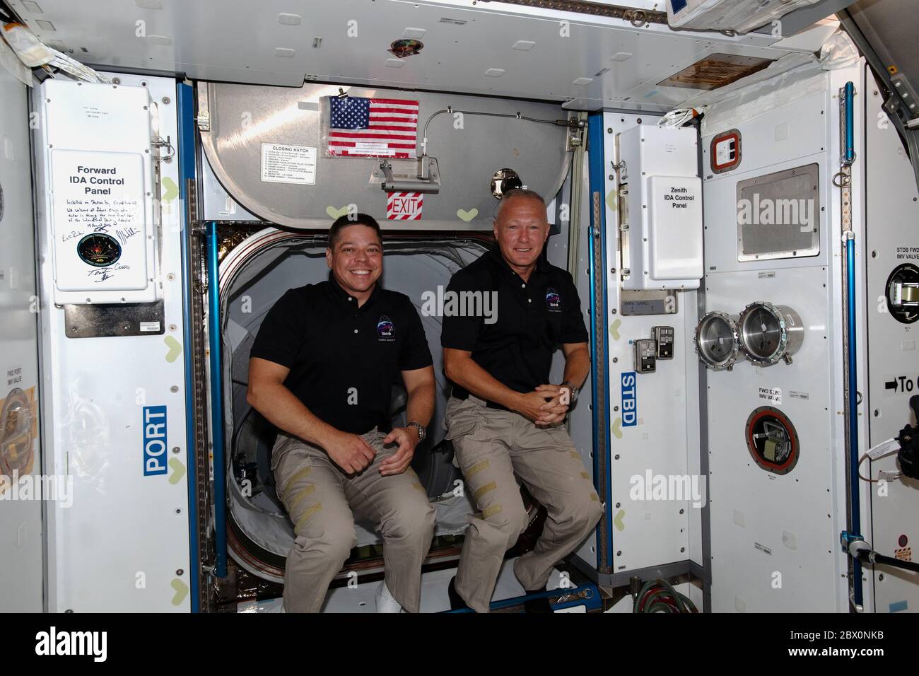 ISS - 31 de mayo de 2020 - los astronautas de la NASA (de izquierda a derecha) Bob Behnken y Doug Hurley son los nuevos miembros de la tripulación de la expedición 63 de EE.UU. Después de llegar el 3 de mayo Foto de stock