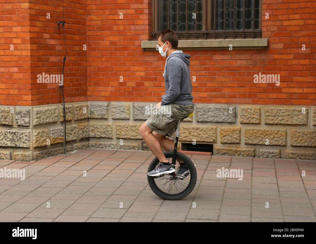 Monociclista fotografías e imágenes de alta resolución - Alamy