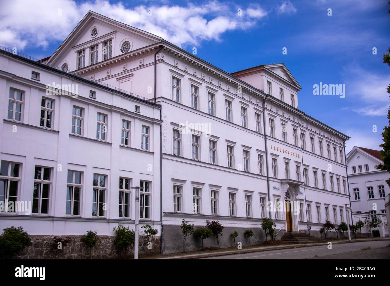 Neu Reddevitz, Alemania. 24 de mayo de 2020. La antigua pedagogía en el Circo de la ciudad Puttbus en la isla de Rügen. Rügen es la isla alemana más grande y con unos 77,000 habitantes la más poblada. Crédito: Jens Büttner/dpa-Zentralbild/ZB/dpa/Alamy Live News Foto de stock