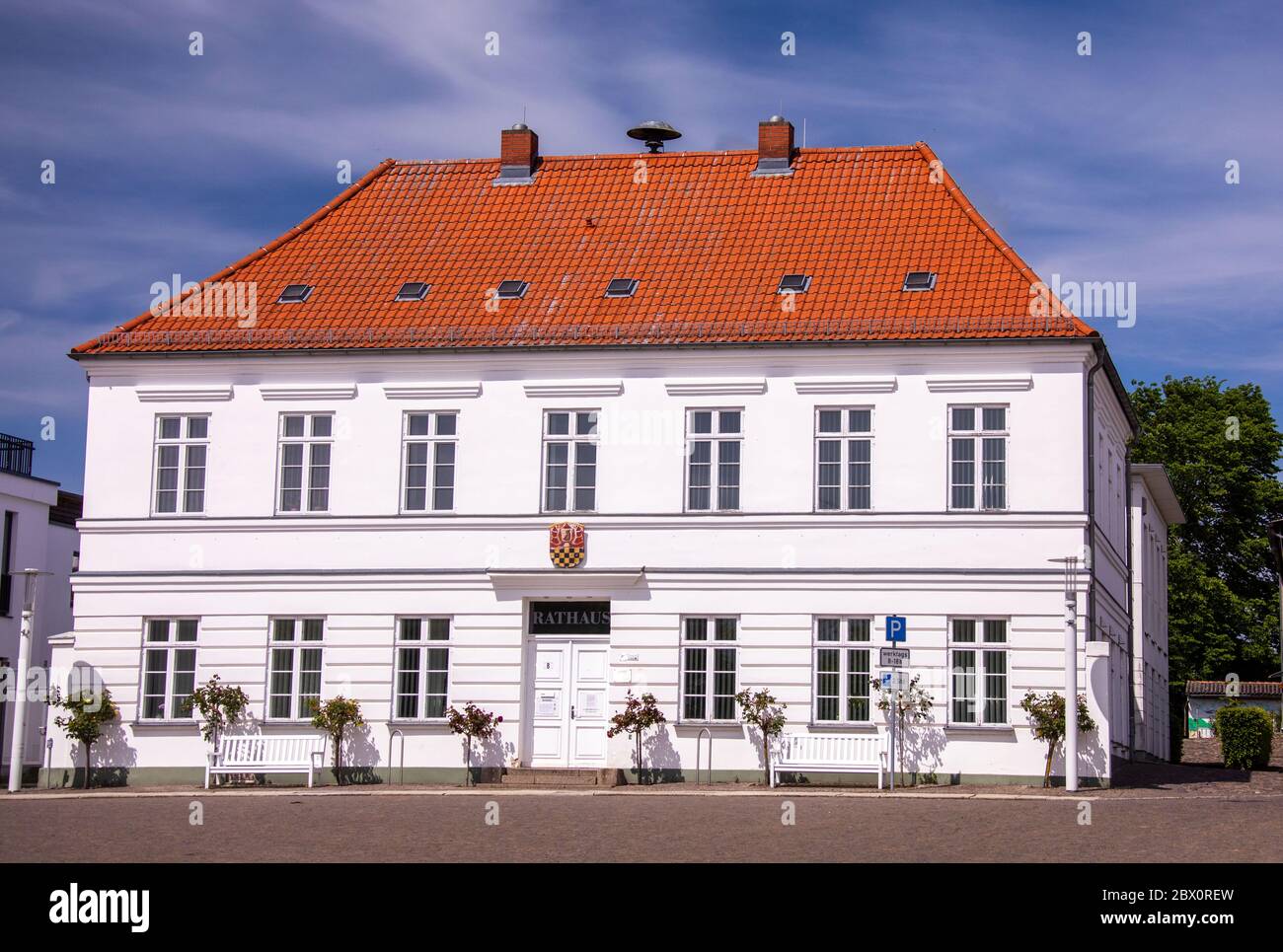Neu Reddevitz, Alemania. 24 de mayo de 2020. El ayuntamiento en el mercado de la ciudad Puttbus en la isla de Rügen. Rügen es la isla alemana más grande y con unos 77,000 habitantes la más poblada. Crédito: Jens Büttner/dpa-Zentralbild/ZB/dpa/Alamy Live News Foto de stock