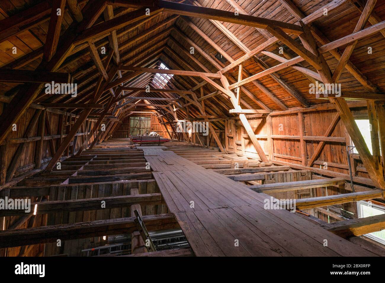 Interior de granero de madera viejo grande marco en Alemania durante la renovación, piso superior tiro de ángulo amplio Foto de stock