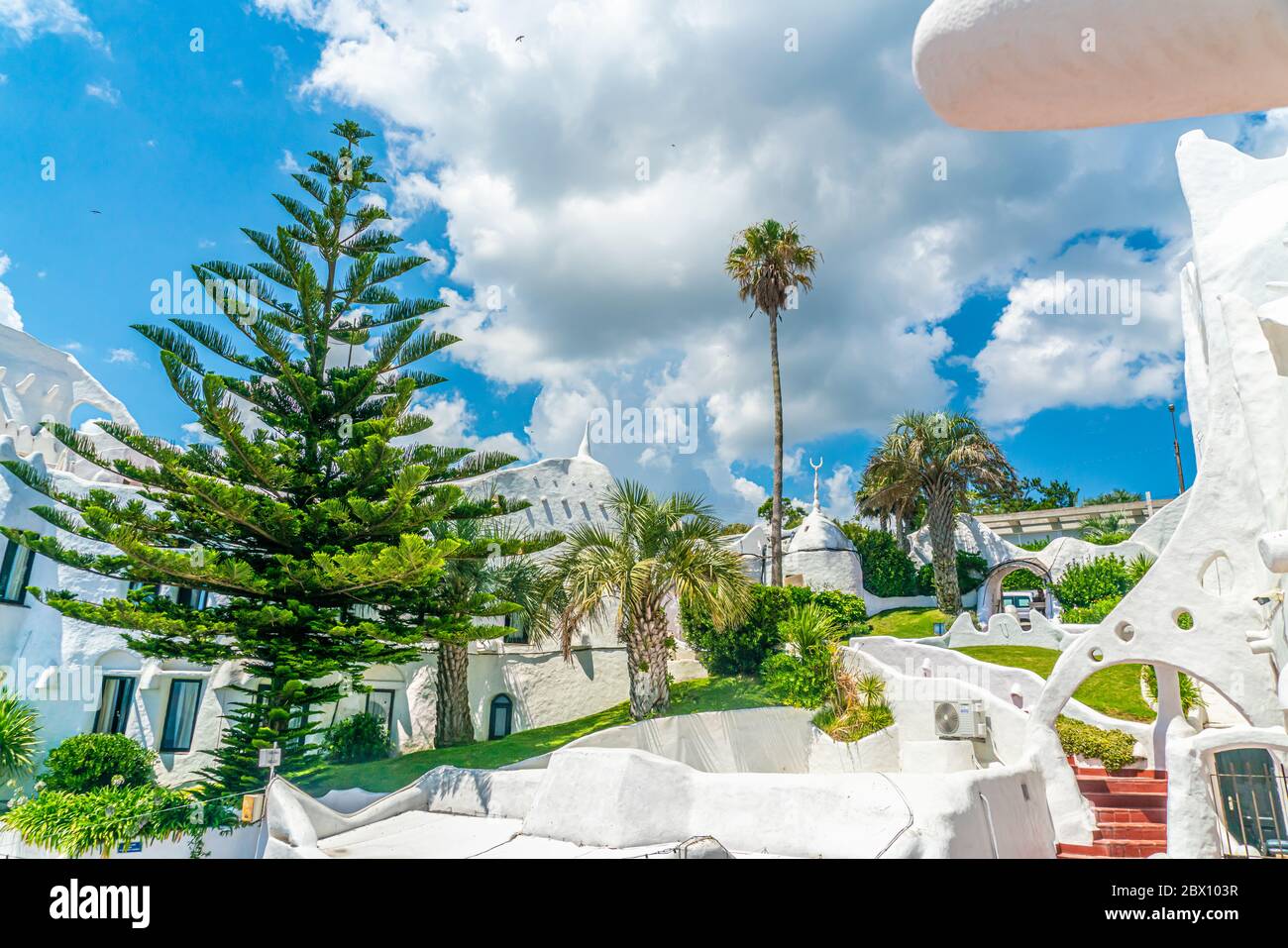 Jardín del famoso Casapueblo, los edificios de cemento y estuco encalados cerca de la ciudad de Punta del este, Uruguay, 28 de enero de 2019 Foto de stock
