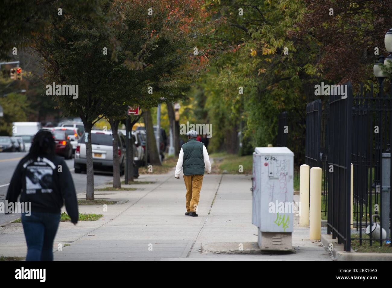Un hombre afroamericano está caminando por las calles del barrio del Bronx durante el paseo Covid-19. Foto de stock