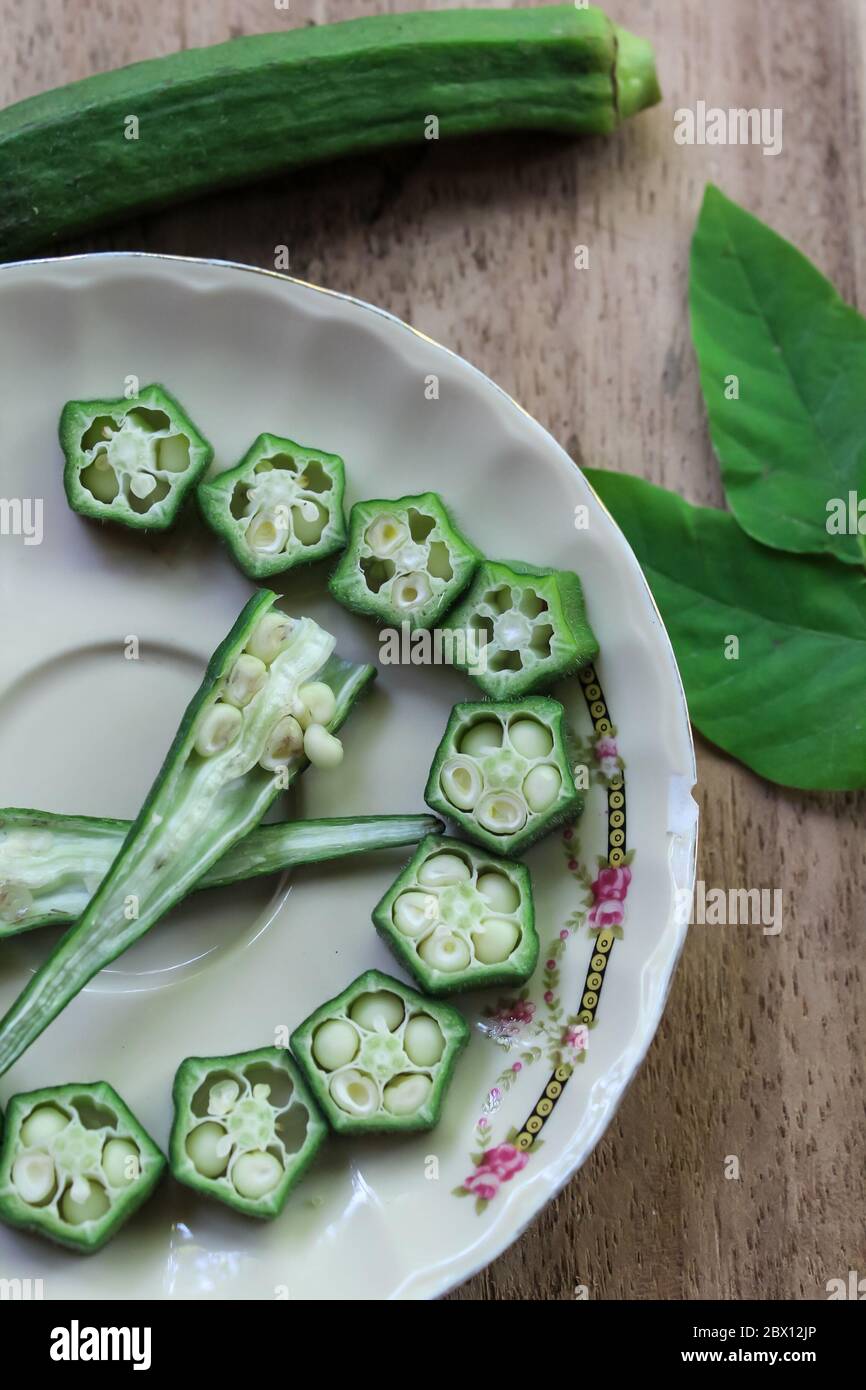 Piezas de Ladyfinger en el plato durante la luz del día Foto de stock