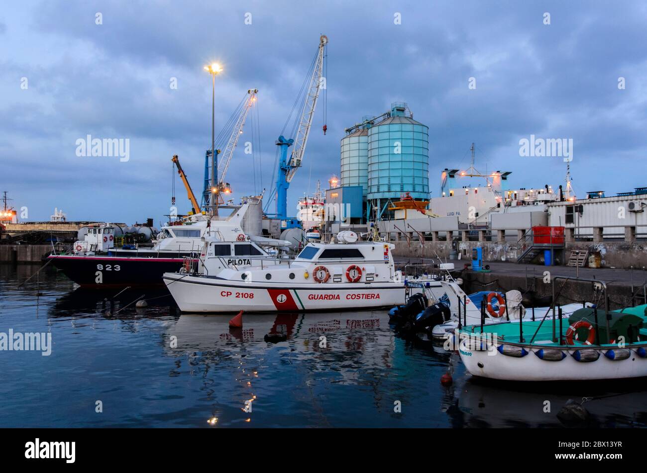 El puerto de Piombino por noche - Italia Fotografía de stock - Alamy
