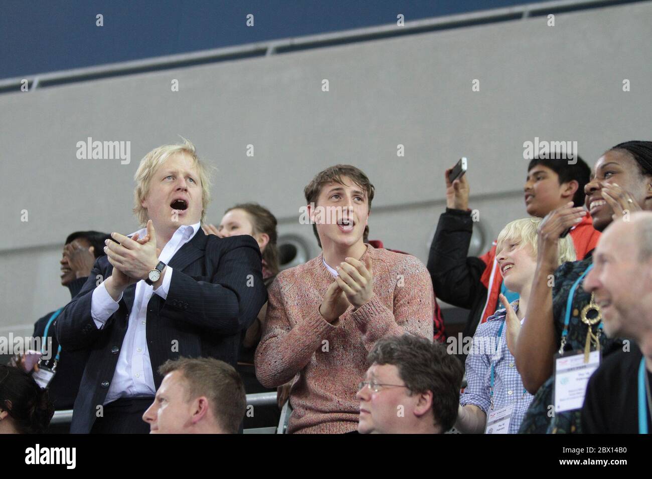 El alcalde Boris Johnson con la familia Milo y Theo Johnson Wheeler (derecha) celebrando el traje del equipo británico en el Londres prepara la Copa Mundial de Ciclismo de la pista UCI en el nuevo Velódromo en el Olympic Village de Londres Foto de stock