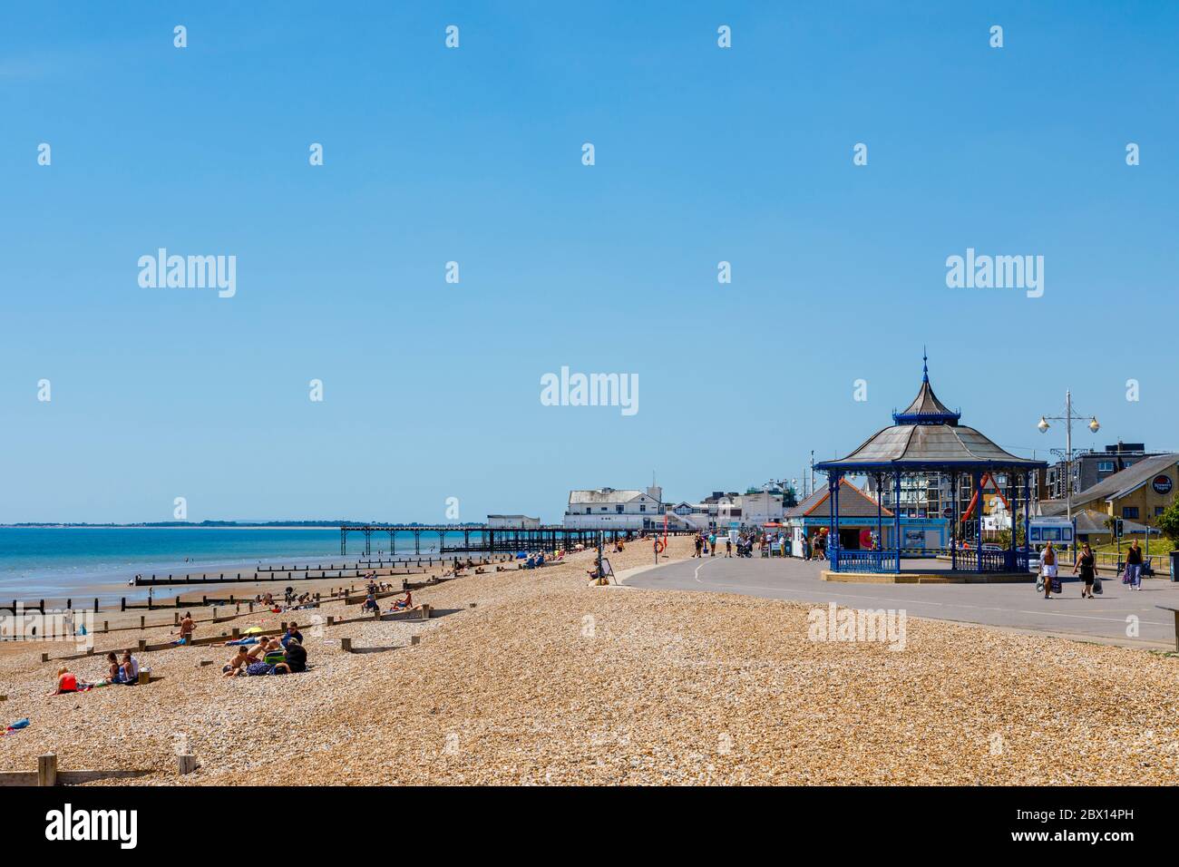 El paseo marítimo de Esplanade que recorre la playa de guijarros y el quiosco de música de Bognor Regis, una ciudad costera en West Sussex, costa sur de Inglaterra Foto de stock