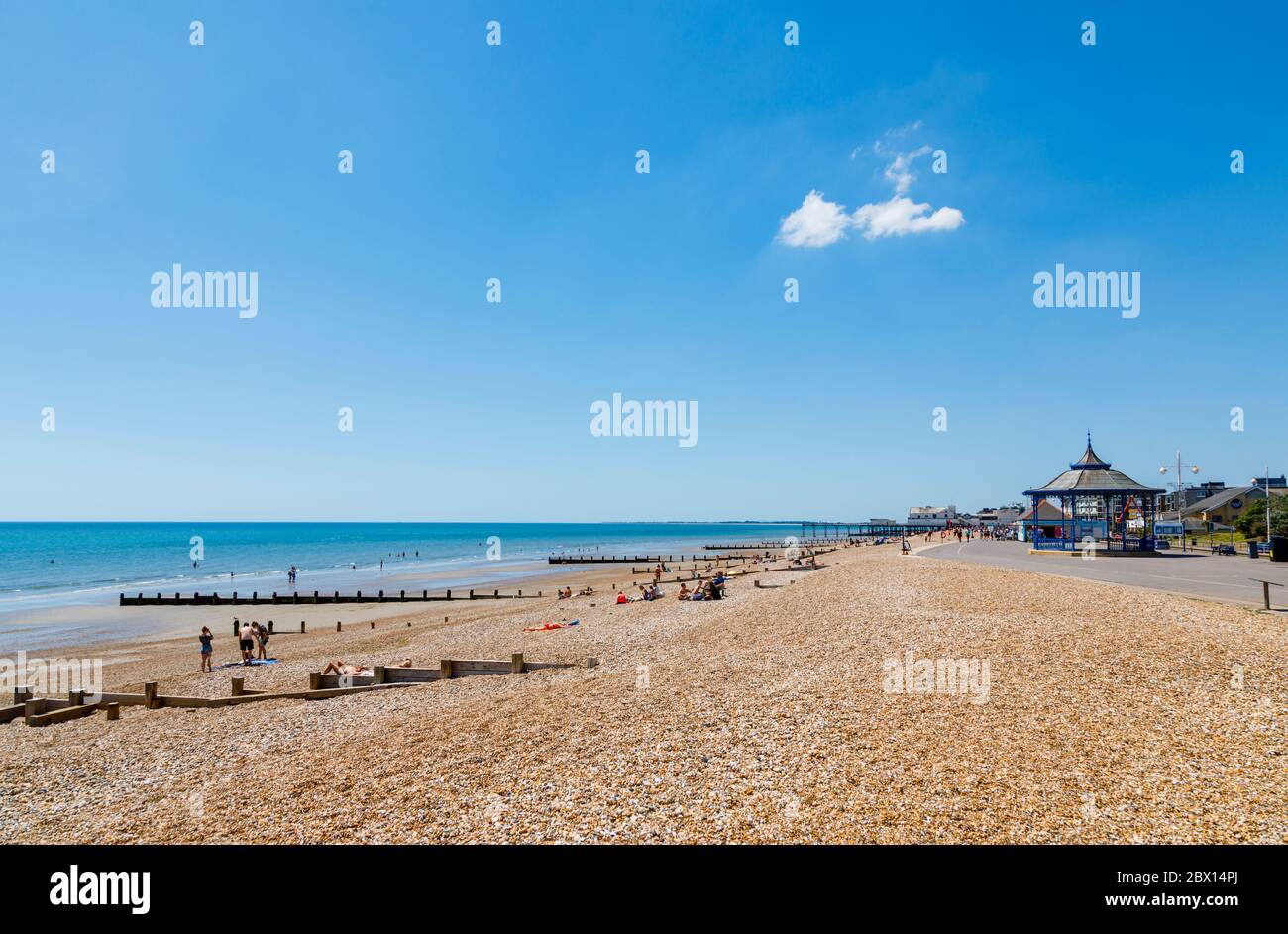 El paseo marítimo de Esplanade que recorre la playa de guijarros y el quiosco de música de Bognor Regis, una ciudad costera en West Sussex, costa sur de Inglaterra Foto de stock