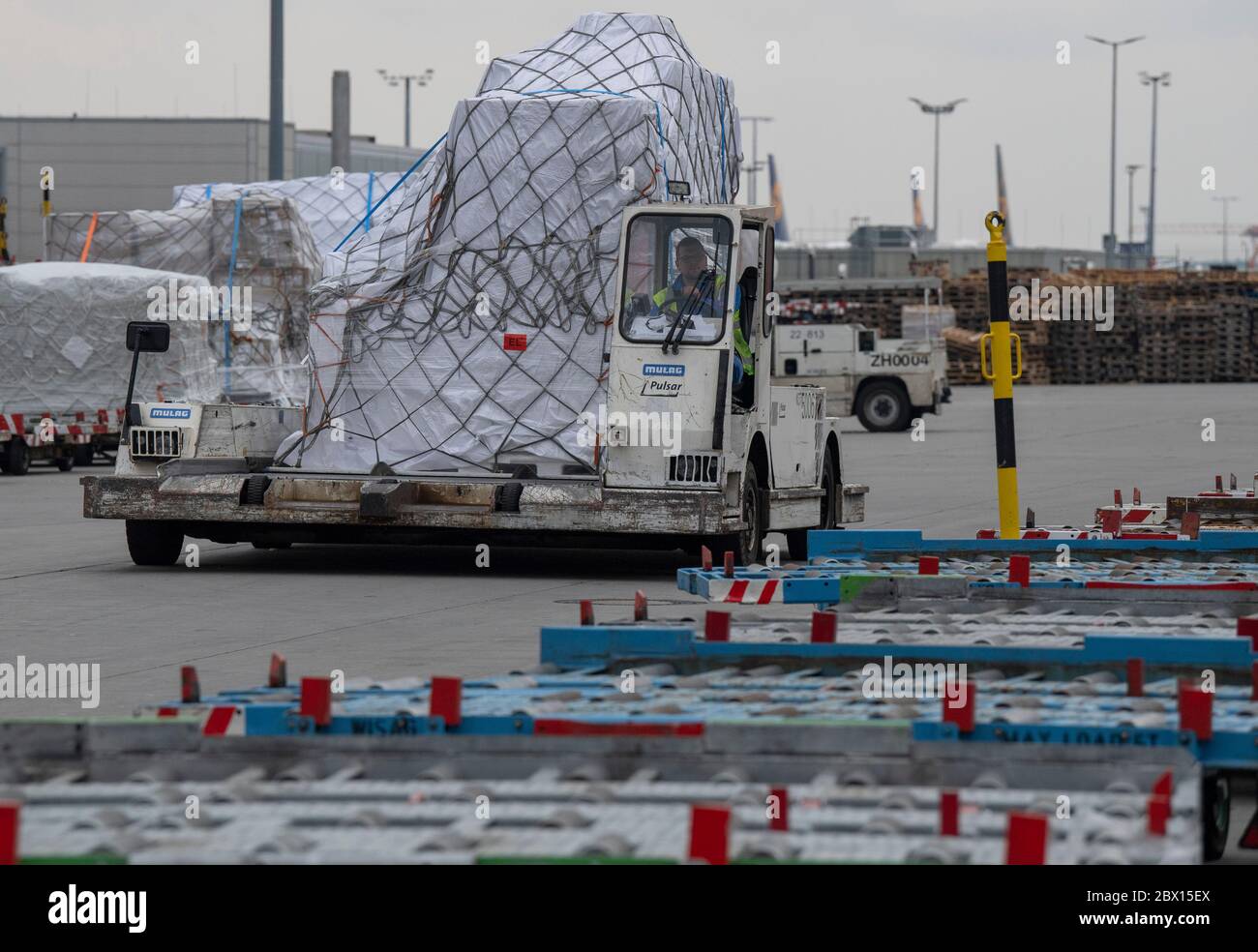 Paletas de carga para aeropuerto fotografías e imágenes de alta
