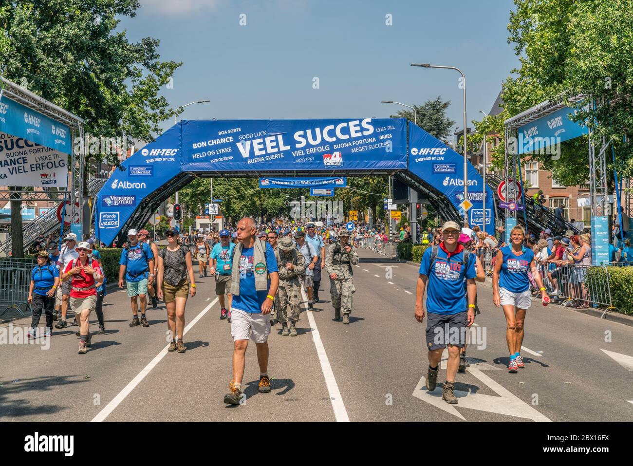 Nijmegen, Holanda 17 de julio de 2018 - los caminantes finishin su segundo día de caminata en el torneo de 4 días de caminata en Nijmegen Foto de stock
