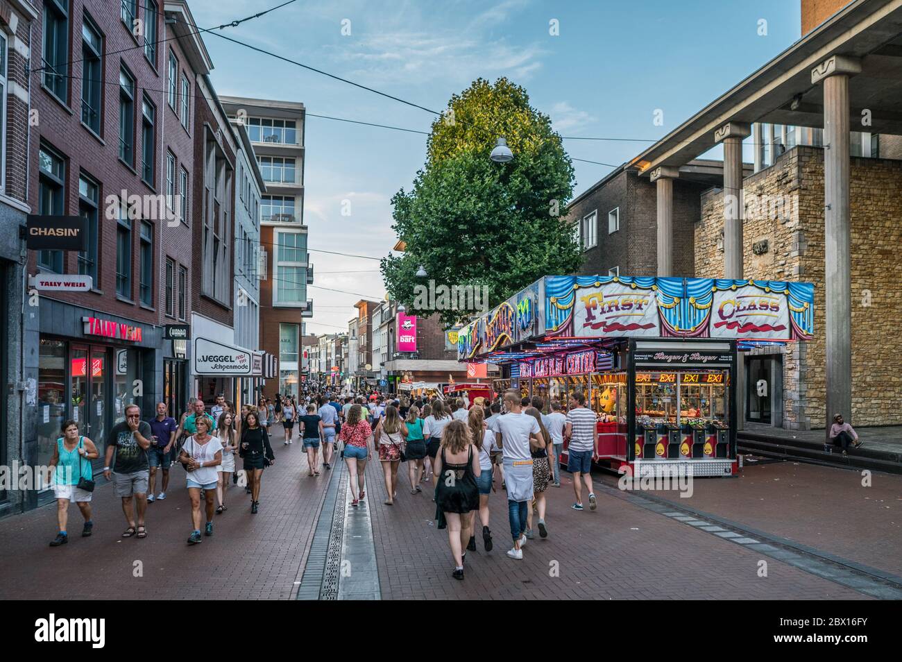 Nijmegen, Holanda 16 de julio de 2018 - personas que entran en la ciudad para visitar el festival 4Days en el centro de la ciudad Foto de stock