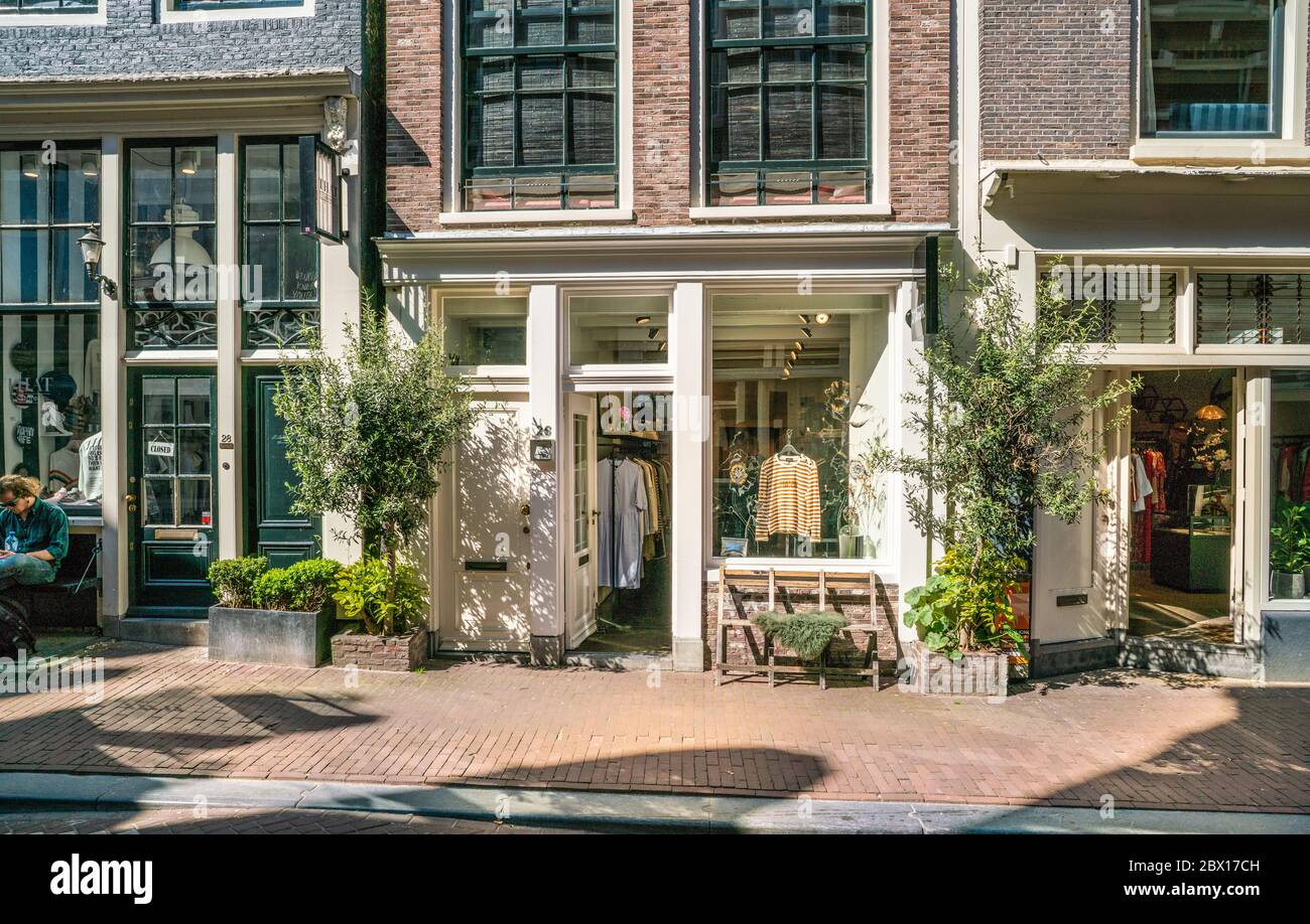 Amsterdam, 7 de mayo de 2018 - pequeña tienda de ropa en la Huidenstraat,  una de las nueve calles del centro de la ciudad Fotografía de stock - Alamy