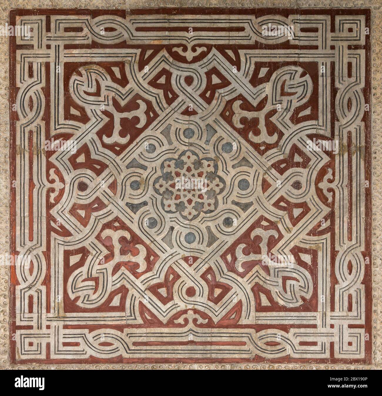 Detalle de paneles de mármol en el vestíbulo, complejo Sultan Hasan, el Cairo, Egipto Foto de stock