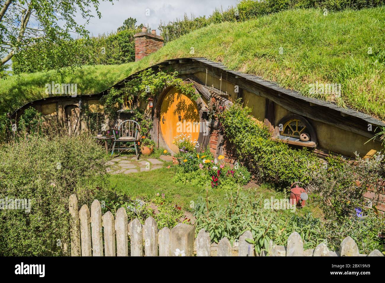 Frente a una casa de hobbit en Hobbiton Nueva Zelanda Foto de stock