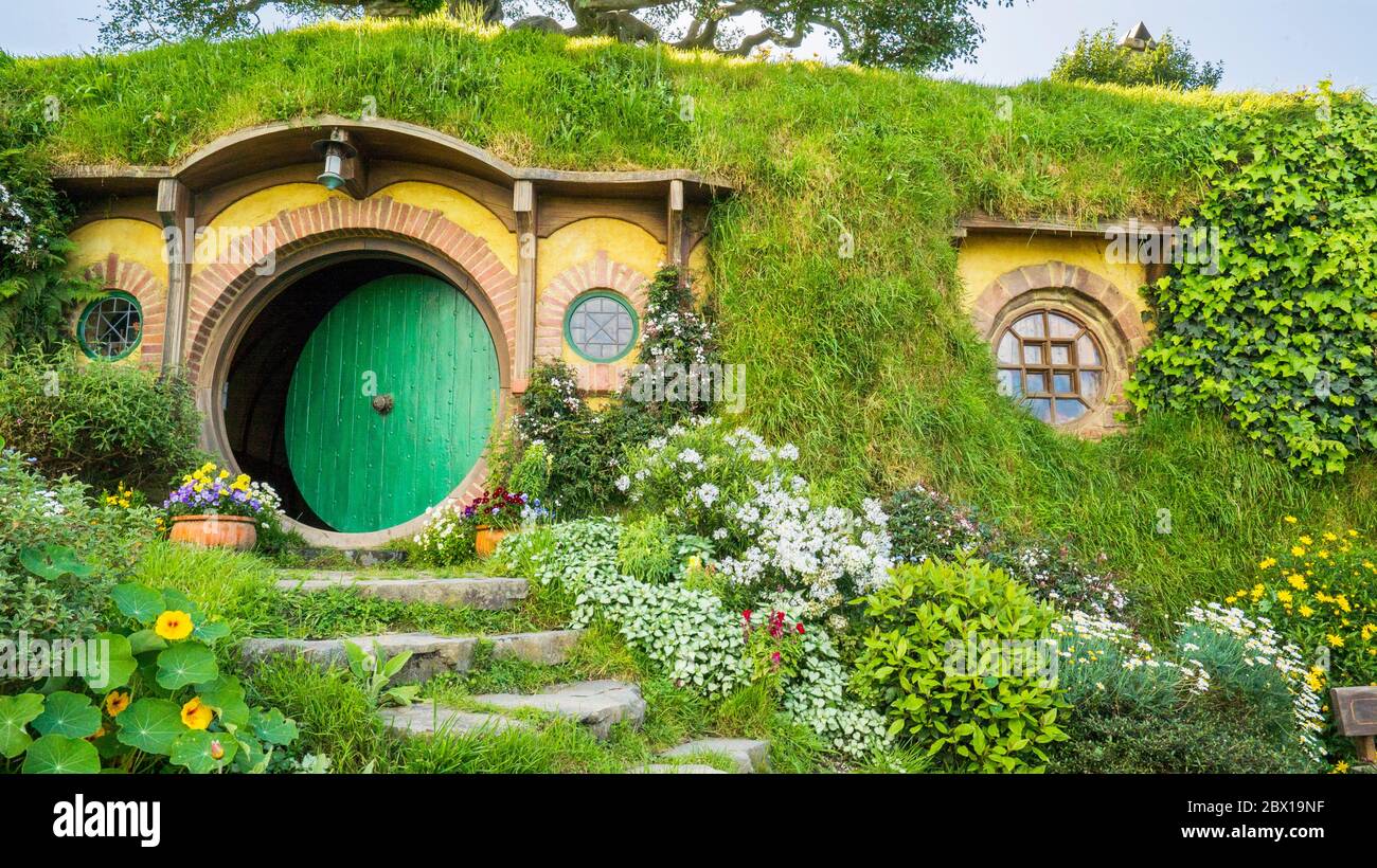 Frente a una casa de hobbit en Hobbiton Nueva Zelanda Foto de stock