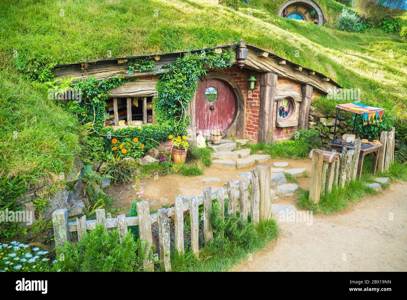 Frente a una casa de hobbit en Hobbiton Nueva Zelanda Foto de stock