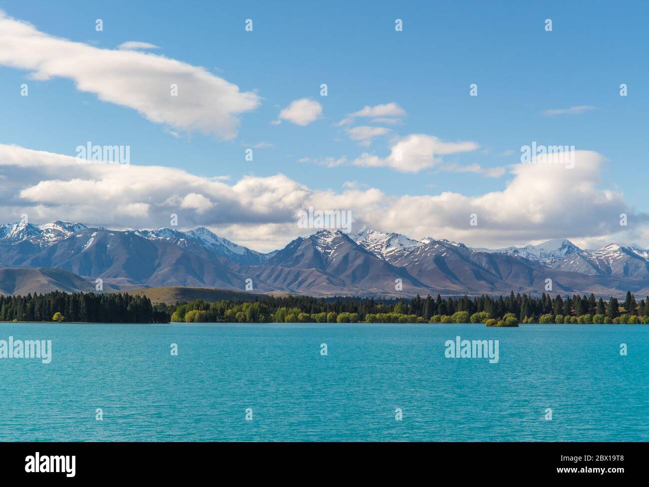 Vista sobre el lago azul completo Ruataniwha en la isla sur de Nueva Zelanda Foto de stock