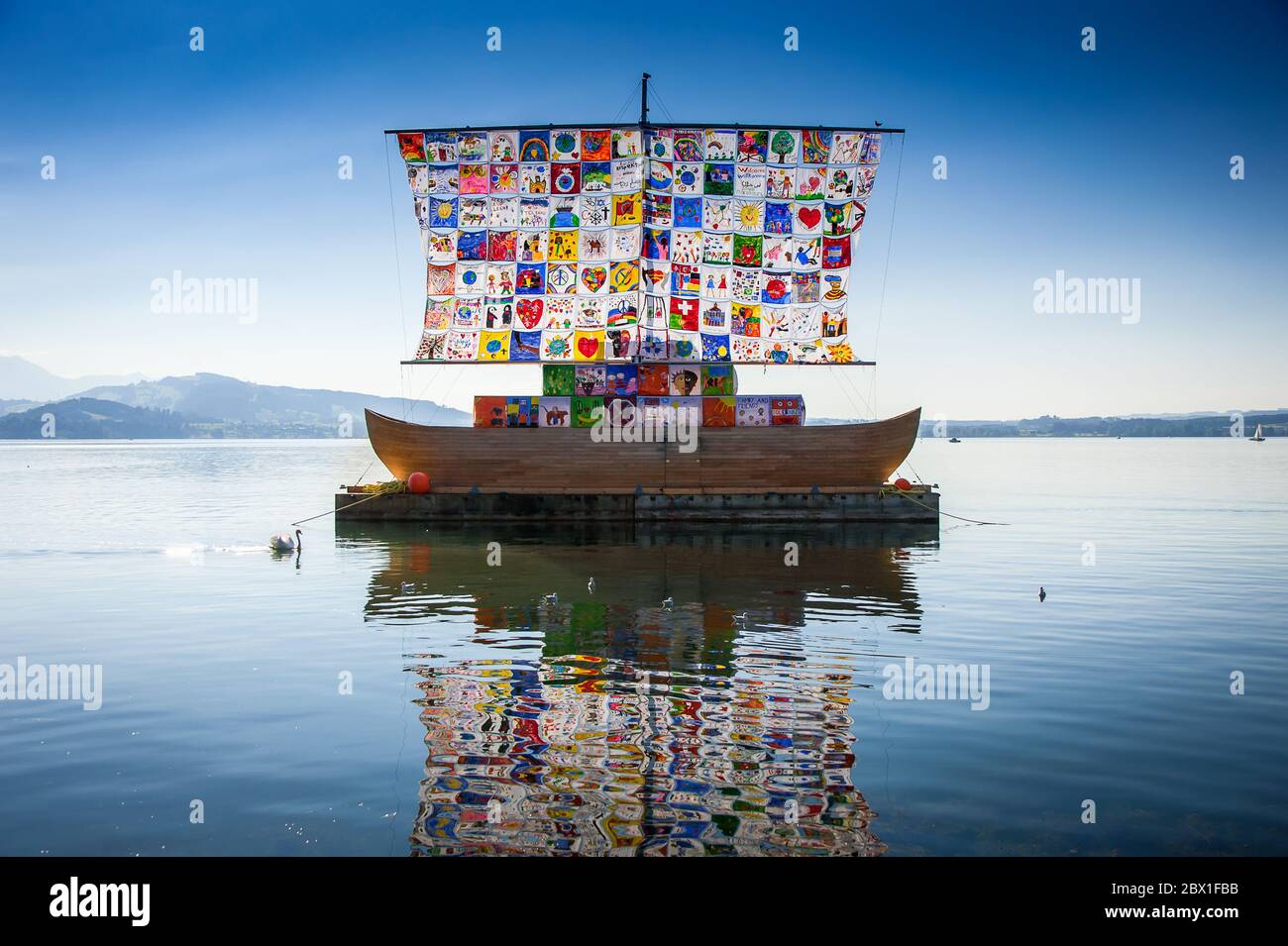 El buque de tolerancia, una instalación artística internacional, en colaboración con los niños locales para difundir mensajes de esperanza y tolerancia al mundo. Foto de stock