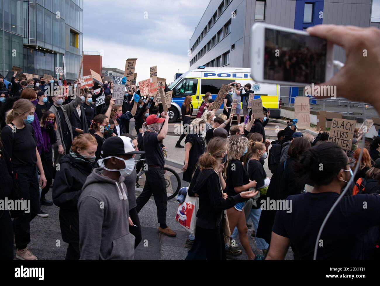 Manifestantes arrodillados fuera de la comisaría de policía de Brighton en solidaridad con vidas negras asunto 4 de junio de 2020 Foto de stock