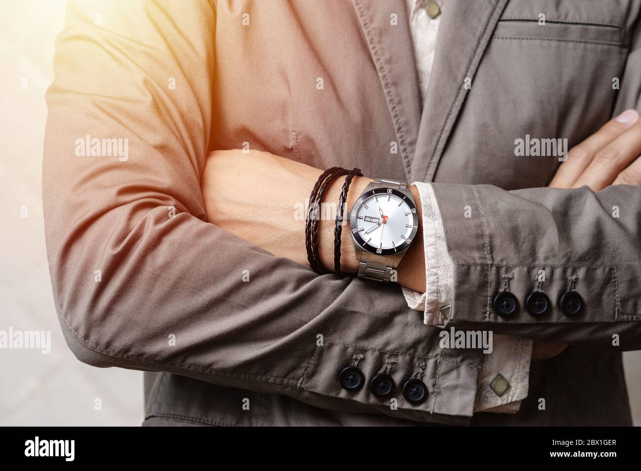 cierre la muñeca del hombre con pulseras y reloj de estilo informal de accesorios para hombre Fotografía de stock - Alamy