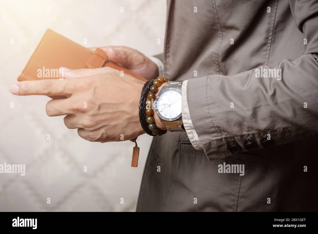 cierre la muñeca del hombre con pulseras y reloj de pulsera, estilo  informal de accesorios para hombre Fotografía de stock - Alamy