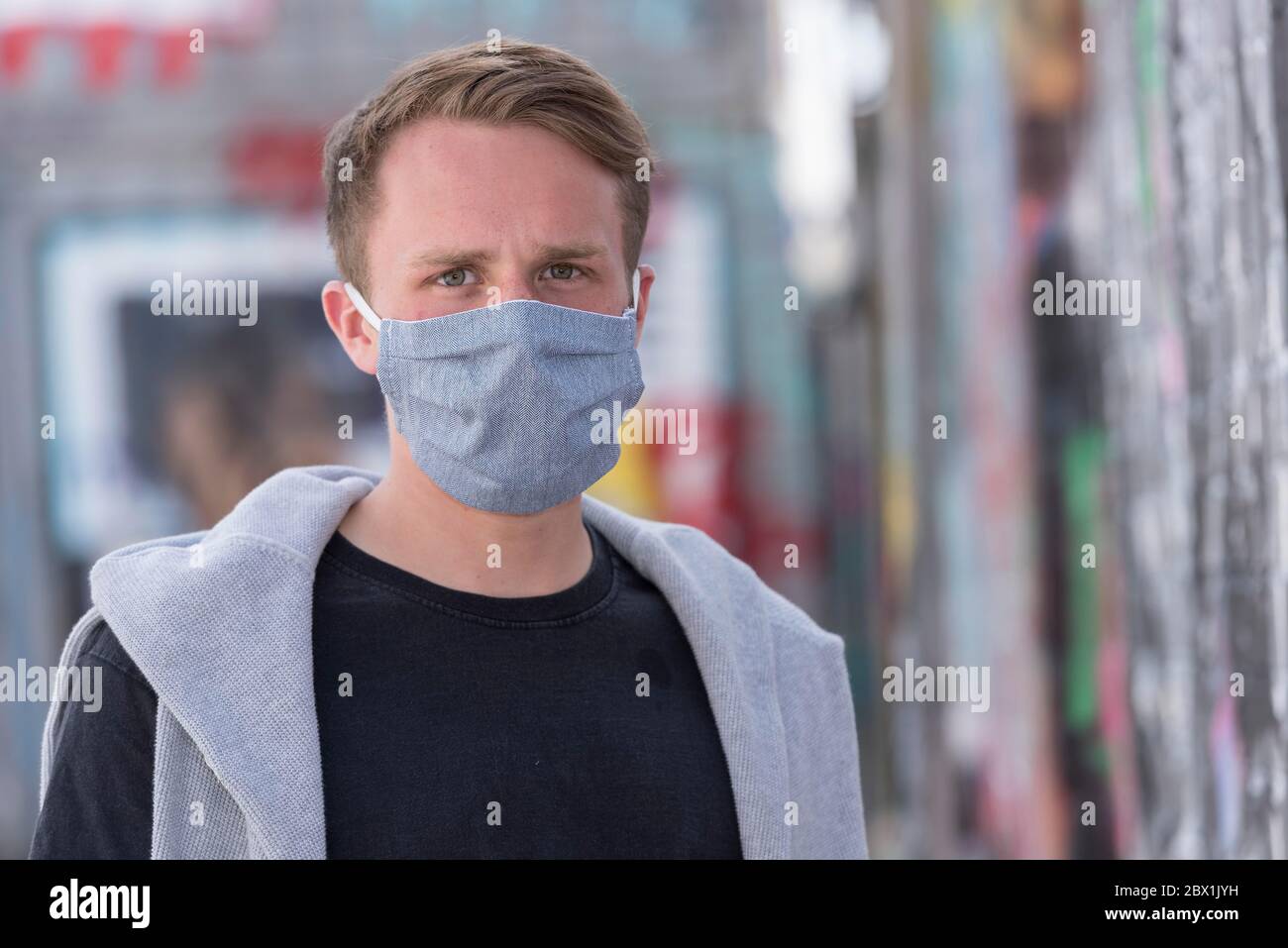 Joven con mascarilla de protección bucal, Corona crisis, Munich, Baviera, Alta Baviera, Alemania Foto de stock