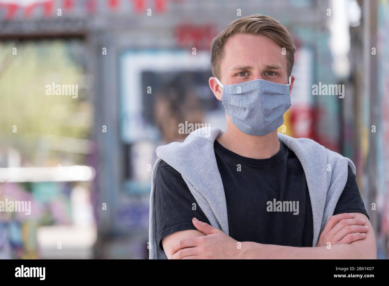 Joven con mascarilla de protección bucal, Corona crisis, Munich, Baviera, Alta Baviera, Alemania Foto de stock