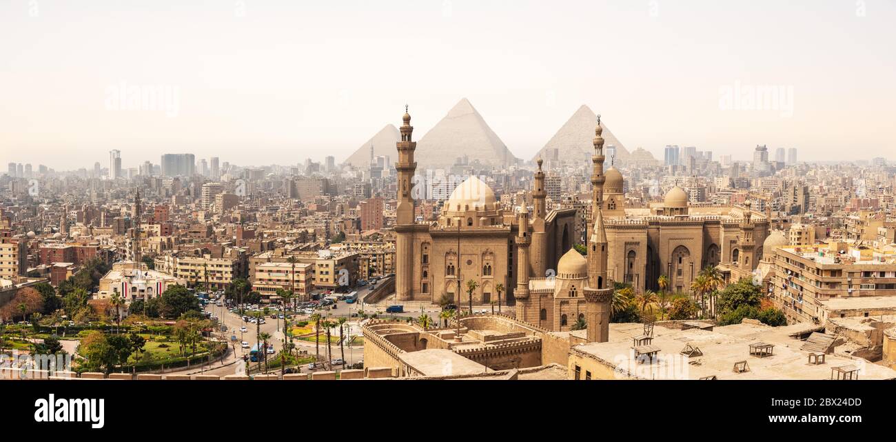 La Mezquita-Madrassa del Sultán Hassan frente a las Pirámides de Giza, el Cairo, Egipto Foto de stock