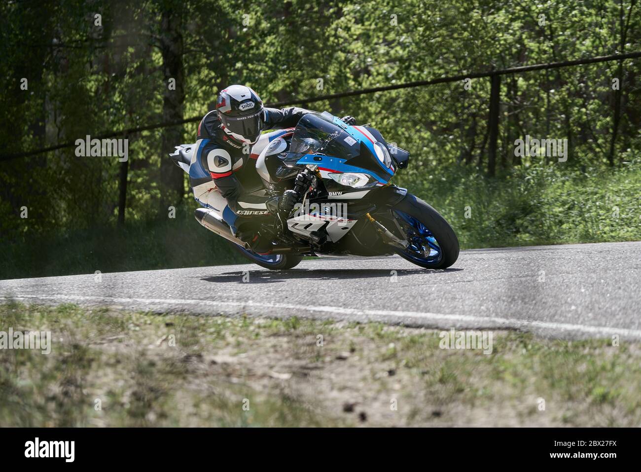 25-05-2020 Riga, Letonia. Motociclista va en carretera, vista lateral, primer plano. Foto de stock