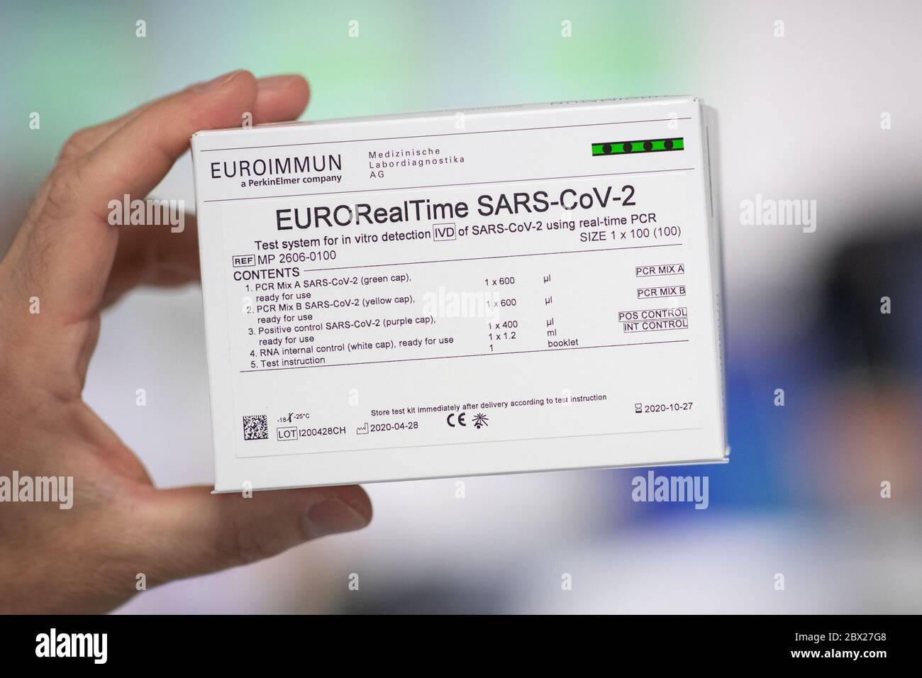 04 de junio de 2020, SchleswigHolstein, Lübeck Un empleado de