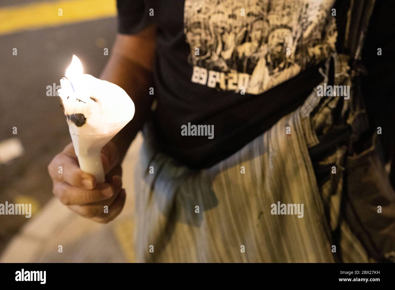 Causeway Bay, Hong Kong. 04, junio de 2020. Los activistas mantienen velas en la vigilia de protesta de la Plaza de Tiananmen a pesar de la prohibición por parte del gobierno local y la aprobación de leyes de censura en Victoria Park, Hong Kong. © Danny Tsai / Alamy Live News Foto de stock
