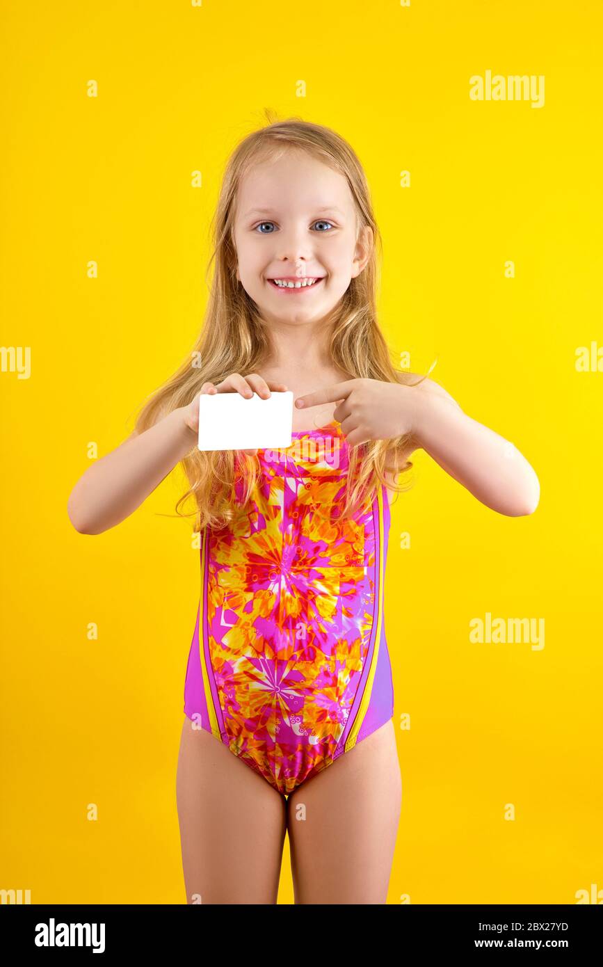 Linda ni a en traje de ba o fotograf as e im genes de alta