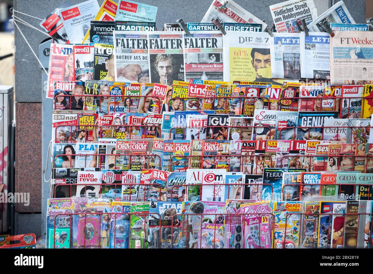 VIENA, AUSTRIA - 6 DE NOVIEMBRE de 2019: Estantes de estantes de revistas  llenas de revistas y periódicos en alemán, de un distribuidor de prensa  austríaca en el centro de VI Fotografía