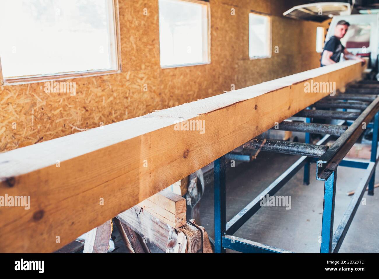 Maquinaria de carpintería y mezanismos - taller de aserradero - producción de transportadores de madera pegada Foto de stock