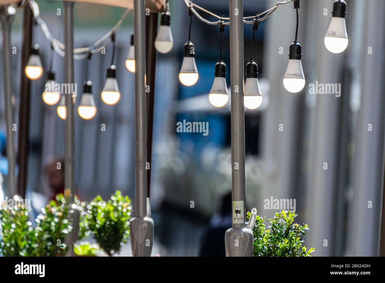 Lámparas LED modernas en un cable. Iluminación de restaurante al aire  libre. Decoración sencilla con iluminación Fotografía de stock - Alamy