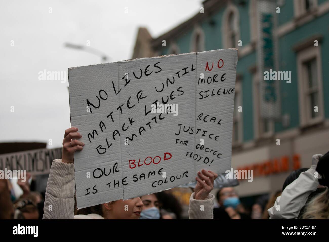 NORTHAMPTON, INGLATERRA. 3 DE JUNIO - manifestantes se reúnen en Northampton, Inglaterra en una manifestación después de que George Floyd fue asesinado por la policía en los EE.UU. (Crédito: Leila Coker | MI Noticias). Foto de stock